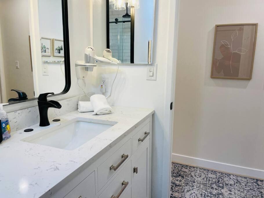 Bright, Stylish 4bd Modern House With Private Pool *