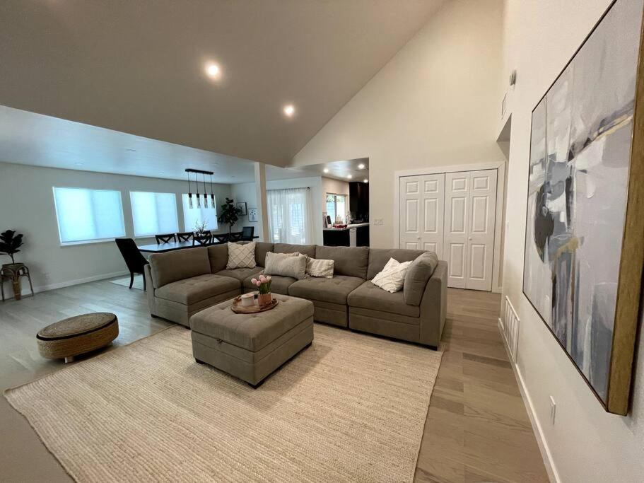 Bright, Stylish 4bd Modern House With Private Pool